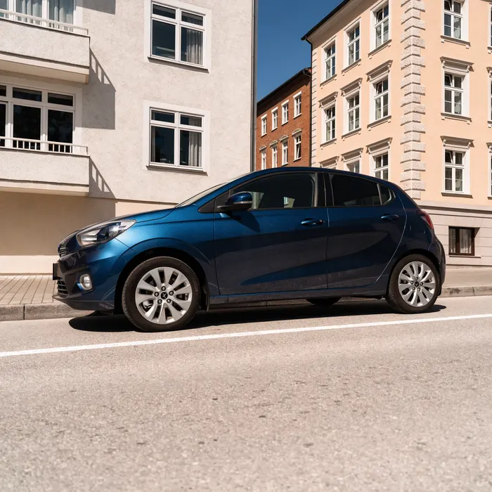 Gepflegter moderner Kleinwagen von der Seite an einer Straße